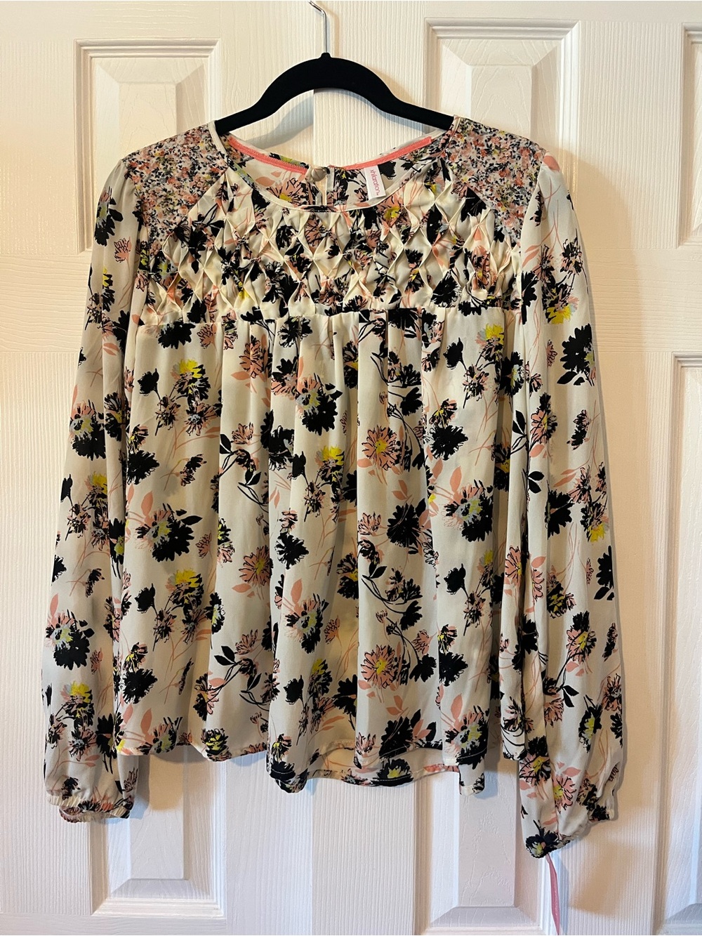 NWT Xhilaration Women’s Cream Floral Pintuck Long-Sleeve Blouse Size Medium